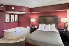 Traverse Blossom hotel Queen Two Room queen bed and hot tub