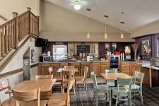 Traverse Blossom breakfast area with seating and breakfast bar
